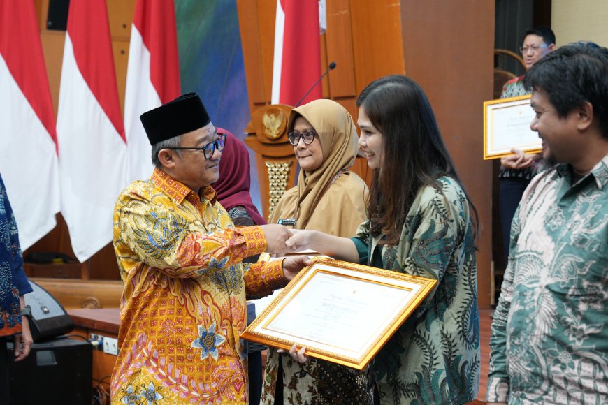 Kemendikdasmen Beri Penghargaan Pegawai Berprestasi