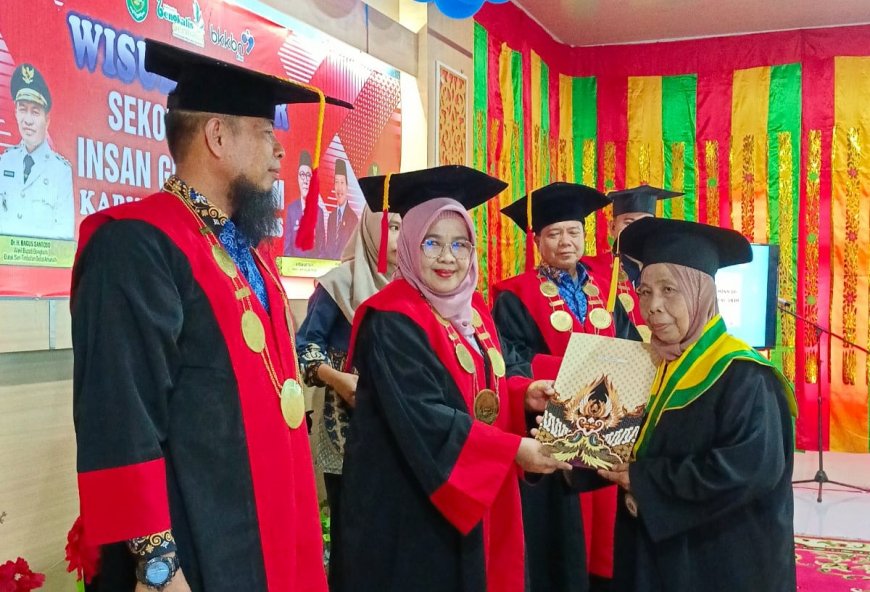 35 Lansia Diwisuda di Bengkalis. BKKBN Riau Sebut Untuk Menciptakan Lansia Tangguh dan Mandiri