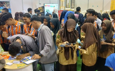 Andri Ingin Cari Tahu Soal Beasiswa di Stand Unilak