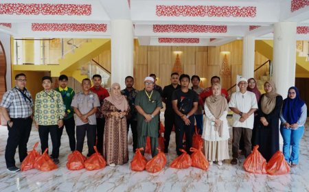 Tenaga Pendidik yang Jadi Korban Banjir di Rumbai Terima Bantuan dari Unilak