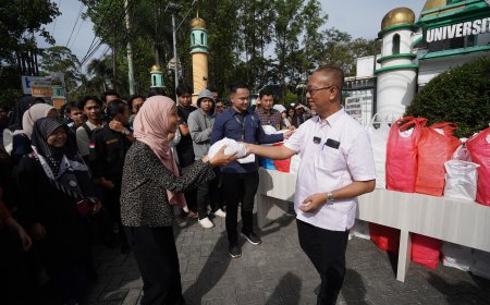 Rektor UIR Turun Langsung Bagi-bagikan Takjil untuk Berbuka Puasa