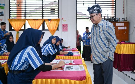 Menteri Abdul Mu'ti Sapa Siswa yang Sedang Belajar Sejarah