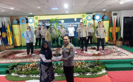 Di Hadapan Mahasiswa Umri, Kapolda Riau Ajak Perhatikan Lingkungan