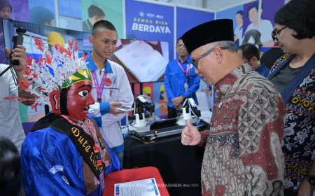 Siswa SMK Pamerkan Robot Ondel-ondel di Hadapan Wamendikdasmen