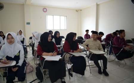 Wamen Fajar Ajak Pelajar SMK Kuasai Bahasa Asing dan Bangun Karakter Kuat