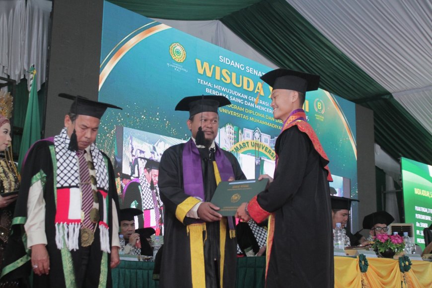 Penyerahan Ijazah Wisudawan