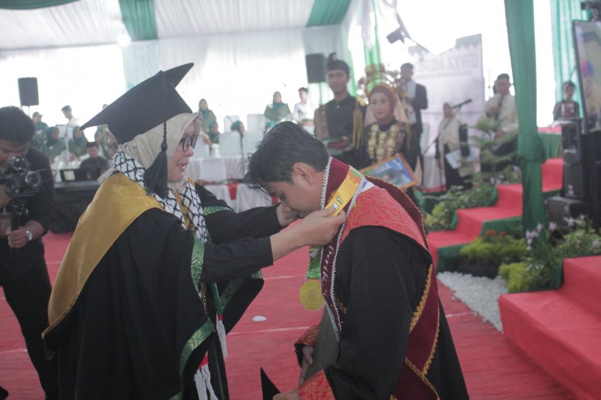 Medali Bagi Peraih Summa Cumlaude