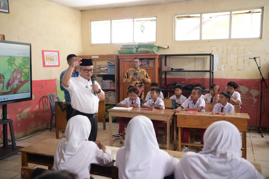 Mendikdasmen Abdul Mu'ti Ajak Murid SD di Bogor Jaga Alam dan Hormati Guru