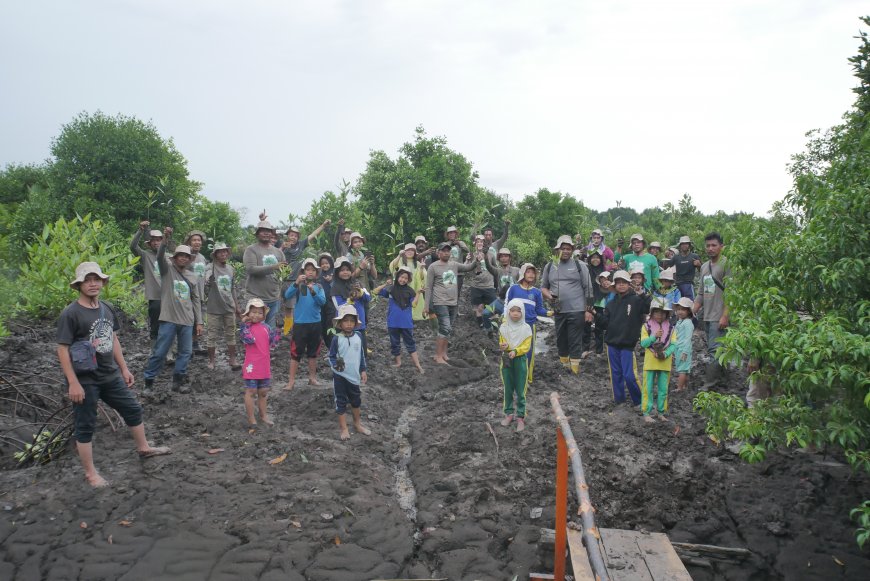 Aksi Nyata Selamatkan Pesisir Pantai Bengkalis, Kelompok Sekat Bakau Tanam 200 Mangrove