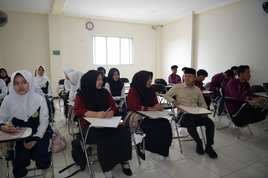 Wamen Fajar Ajak Pelajar SMK Kuasai Bahasa Asing dan Bangun Karakter Kuat