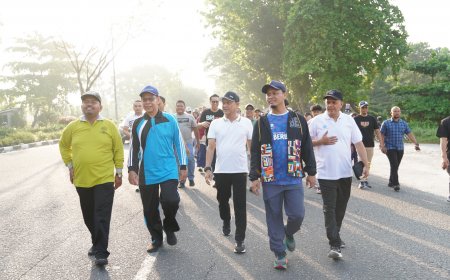 Semarak Milad ke-17 UMRI: Wali Kota Pekanbaru Lepas Ribuan Peserta Gerak Jalan Sehat, Hadiah Utama Umroh Gratis