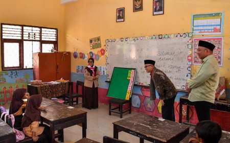 Wamen Atip Tinjau SDN 1 Pringgarata, Tekankan Perbaikan Sarana Sekolah dan Budaya Kebersihan