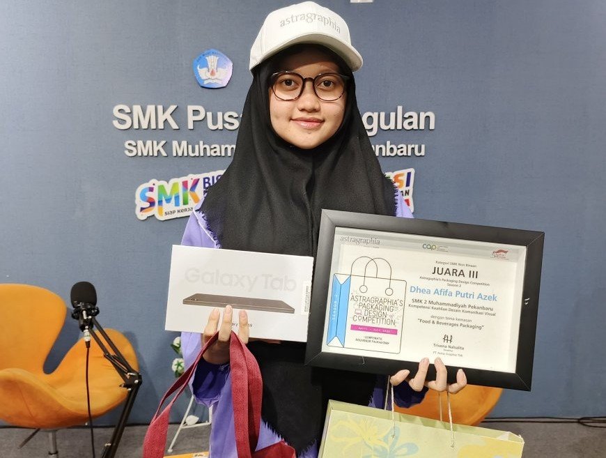 Dhea Siswi SMK MUDA Toreh Prestasi di Ajang Astragraphia's Packaging Design Competition