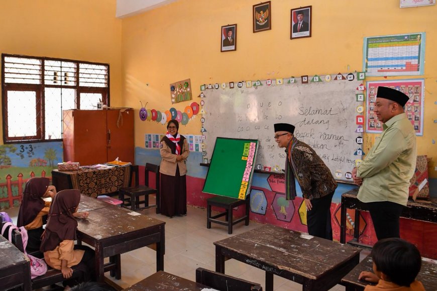 Wamen Atip Tinjau SDN 1 Pringgarata, Tekankan Perbaikan Sarana Sekolah dan Budaya Kebersihan