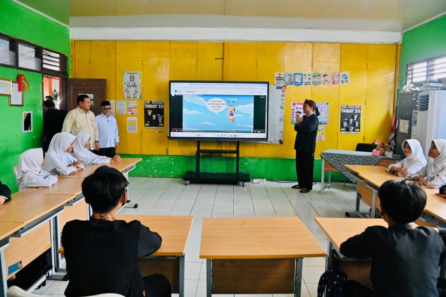 Prabowo Canangkan Digitalisasi Pendidikan, Semua Sekolah Punya Layar Interaktif dalam Setahun