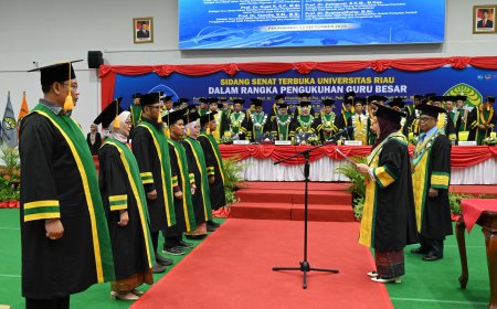 Bertambah Jadi 136 Orang, Rektor Unri Kukuhkan Enam Guru Besar Baru