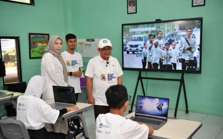 Mendikdasmen Abdul Mu’ti Tinjau Penggunaan Papan Interaktif Digital di SLB-A Pembina Jakarta