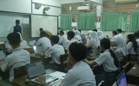Dirjen PAUD Dikdasmen Pastikan Pelaksanaan TKA Berjalan Lancar di SMAN 78 Jakarta