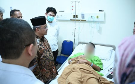 Mendikdasmen Abdul Mu’ti Kunjungi Korban Ledakan SMA Negeri 72 Jakarta: Sekolah Harus Jadi Tempat Aman dan Humanis