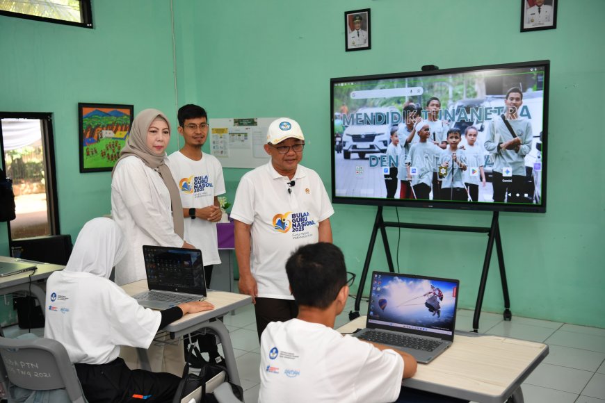 Mendikdasmen Abdul Mu’ti Tinjau Penggunaan Papan Interaktif Digital di SLB-A Pembina Jakarta