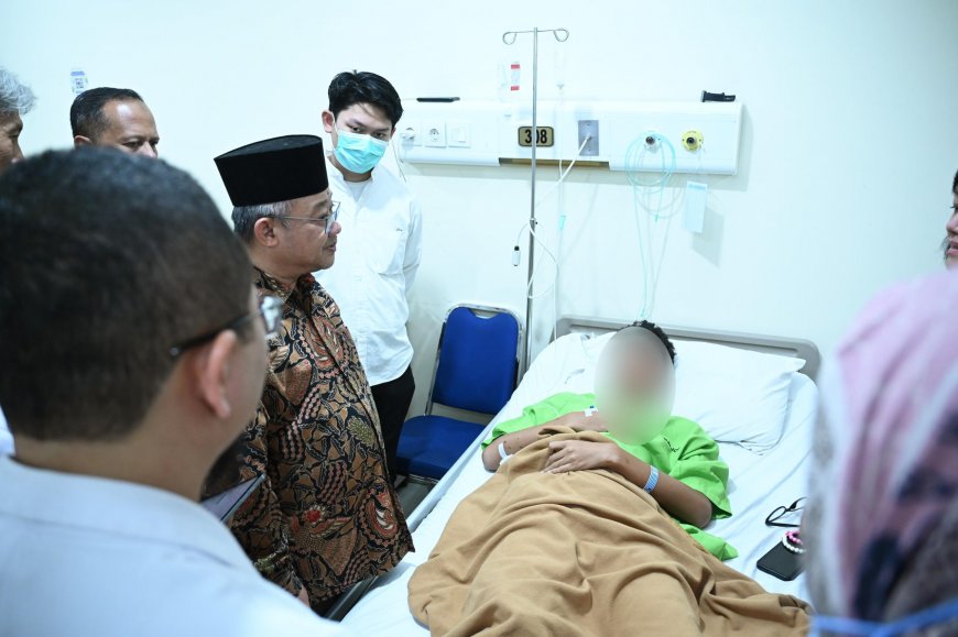 Mendikdasmen Abdul Mu’ti Kunjungi Korban Ledakan SMA Negeri 72 Jakarta: Sekolah Harus Jadi Tempat Aman dan Humanis