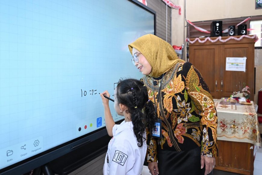 Di Hadapan Siswa, Dirjen Nunuk Suryani Praktikkan Matematika GEMBIRA