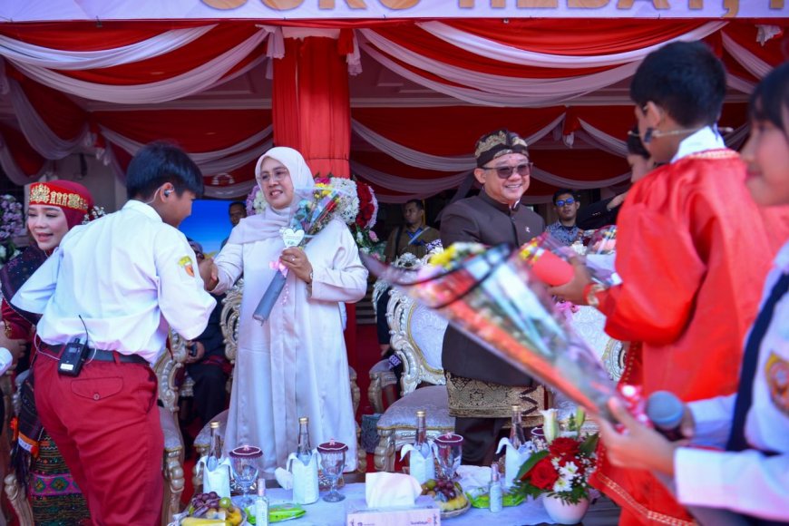 Upacara HGN 2025, Menteri Abdul Mu'ti Umumkan Beasiswa dan Tunjangan Baru untuk Guru