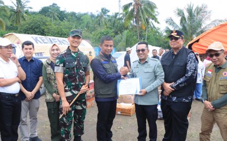 Bupati Kampar Serahkan Bantuan Kemanusiaan untuk Korban Bencana Tanah Datar