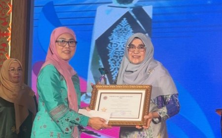 Rektor UIN Suska Terima Anugerah Baiduri Ke-14 dari PRBF