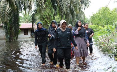 Banjir Meluas di Siak, Bupati Afni Turunkan Pejabat dan Salurkan Bantuan ke Warga
