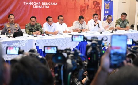Seskab Teddy Sebut Pemerintah Bergerak Sejak Detik Pertama Tangani Bencana Aceh, Sumut, dan Sumbar