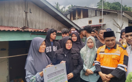 Bupati Siak Tinjau Lokasi Kebakaran di Minas, Serahkan Bantuan untuk Warga Terdampak