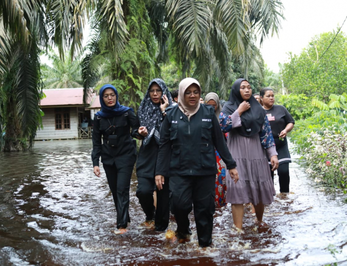 Banjir Meluas di Siak, Bupati Afni Turunkan Pejabat dan Salurkan Bantuan ke Warga