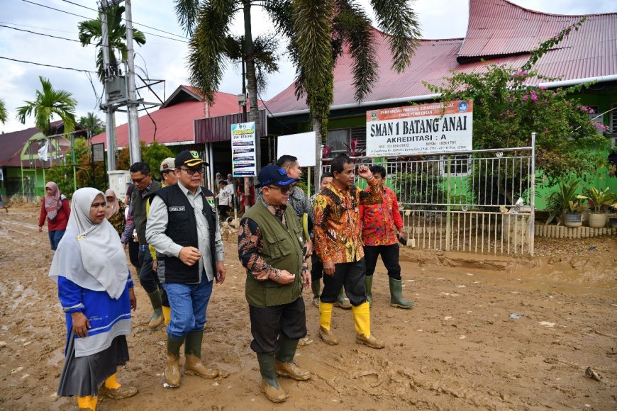 Mendikdasmen Serahkan Bantuan Rp25 Juta ke Sekolah Terdampak Bencana di Sumbar