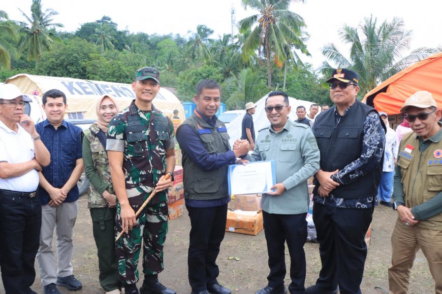 Bupati Kampar Serahkan Bantuan Kemanusiaan untuk Korban Bencana Tanah Datar