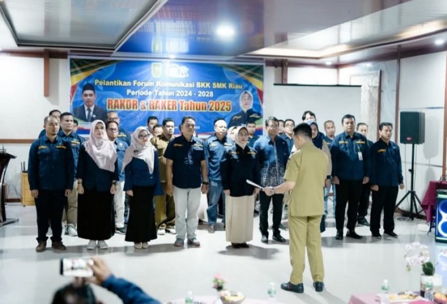 Kadisdik Riau Lantik Pengurus FKBKK 2024–2028, Perkuat Akses Kerja Lulusan SMK