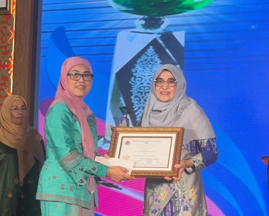 Rektor UIN Suska Terima Anugerah Baiduri Ke-14 dari PRBF