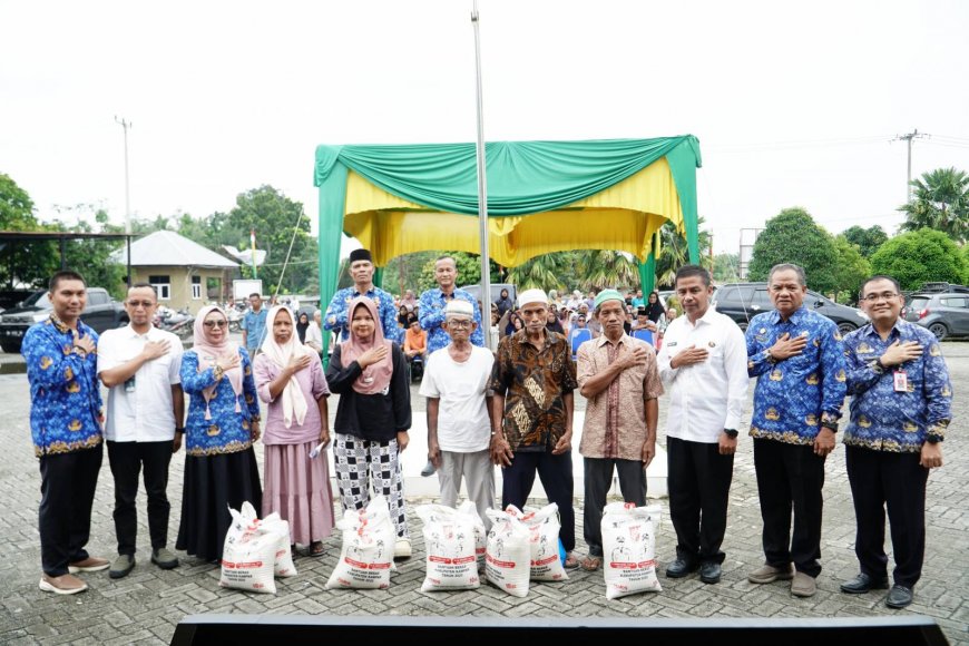 Ramani Terharu Terima Bantuan Beras Pemkab Kampar: Sangat Berarti di Tengah Ekonomi Sulit