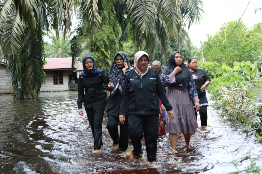 Banjir Meluas di Siak, Bupati Afni Turunkan Pejabat dan Salurkan Bantuan ke Warga