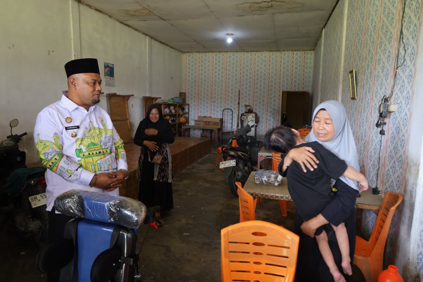 Pemkab Siak Salurkan Kursi Roda dan Alat Bantu Dengar untuk Disabilitas dan Lansia