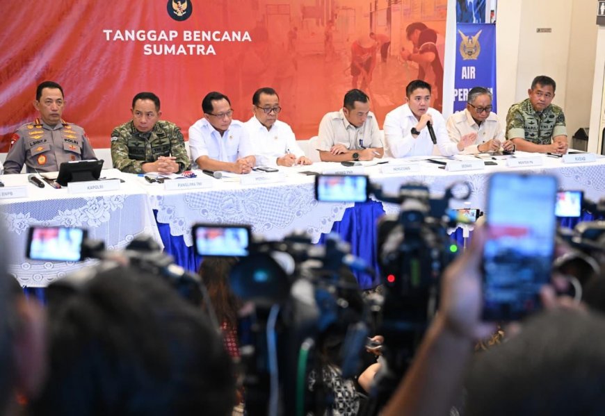 Seskab Teddy Sebut Pemerintah Bergerak Sejak Detik Pertama Tangani Bencana Aceh, Sumut, dan Sumbar
