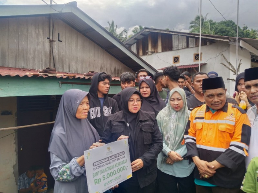 Bupati Siak Tinjau Lokasi Kebakaran di Minas, Serahkan Bantuan untuk Warga Terdampak