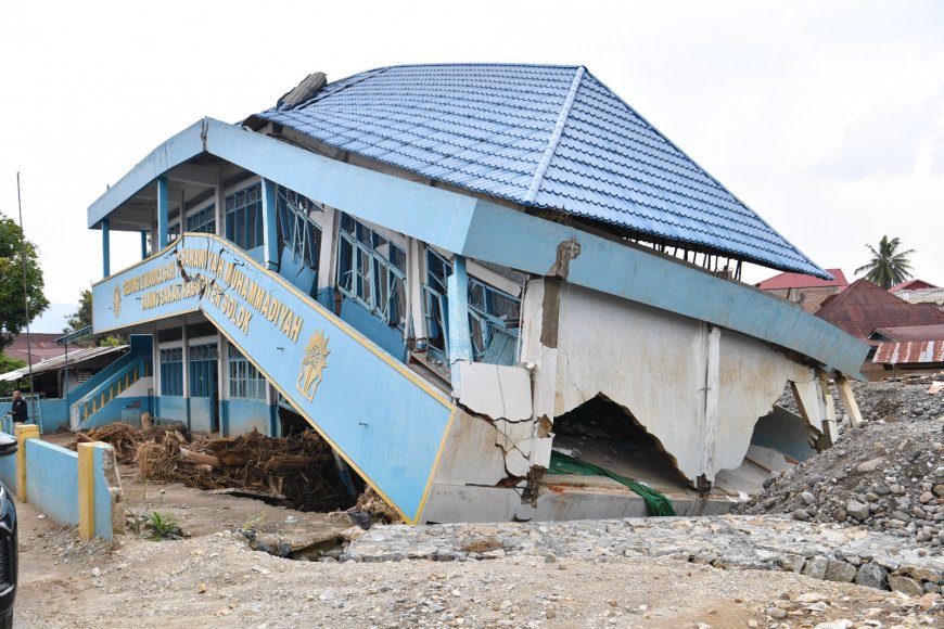 Kemendikdasmen Tinjau Sekolah Terdampak Banjir Bandang di Sumatra Barat, Pastikan Pembelajaran Tetap Berjalan