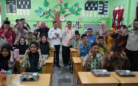 Tinjau Program Makan Bergizi Gratis di Pekanbaru, Sekdaprov Riau: MBG Dorong Semangat dan Fokus Belajar Siswa