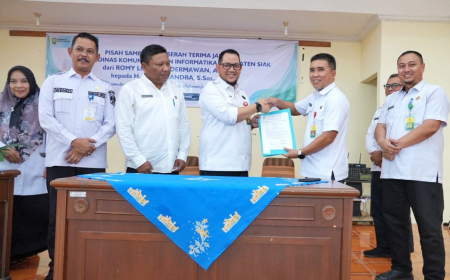 Penuh Haru, Romy Lesmana Serahkan Jabatan Kadis Kominfo Siak kepada Rozi Chandra