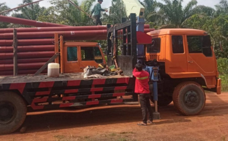 Akhir Penantian Puluhan Tahun, Tiang Listrik PLN Mulai Masuk ke Dusun Terpencil di Siak