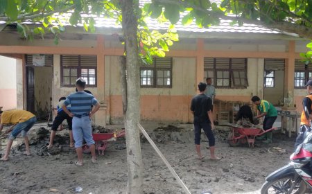Sekolah Pascabanjir di Bireuen Bertahan dengan Kelas Darurat, Siswa SMAN 1 Peusangan Belajar Duduk di Lantai