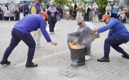 Simulasi Penanggulangan Kebakaran di Umri, Peserta Praktik Langsung Padamkan Api