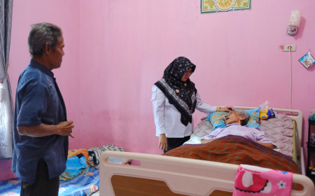 Bupati Siak Jenguk Guru SD yang Lumpuh karena Stroke, Momen Haru Murid Balas Jasa Pengajar