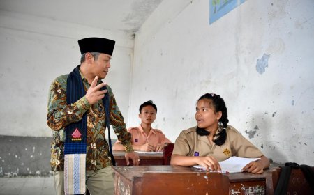 Wamen Pendidikan Turun ke Sekolah Kecil di Pematangsiantar, Guru dan Siswa SMKS Surya Terharu